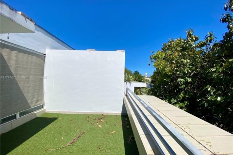 Condo in Miami Beach, Florida, 2 bedrooms № 1958283 - photo 12