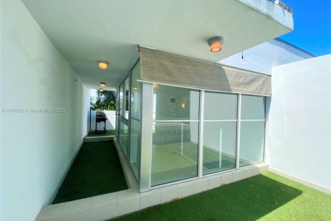 Condo in Miami Beach, Florida, 2 bedrooms № 1958283 - photo 17