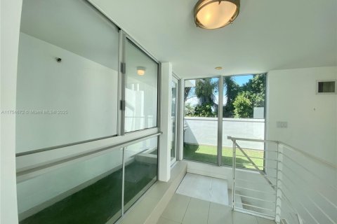 Condo in Miami Beach, Florida, 2 bedrooms № 1958283 - photo 16