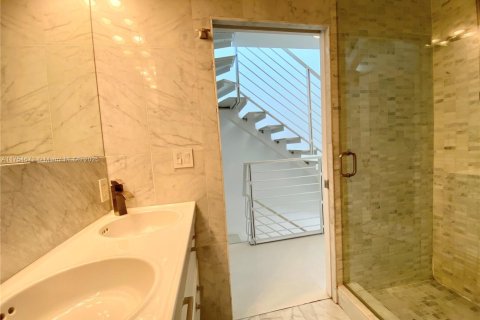 Condo in Miami Beach, Florida, 2 bedrooms № 1958283 - photo 4