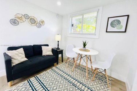 Снять в аренду коммерческую недвижимость в Майами, Флорида 1 спальня, 41.81м2, № 1942521 - фото 2