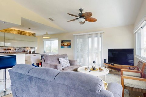 House in New Smyrna Beach, Florida 3 bedrooms, 171.87 sq.m. № 1284530 - photo 6