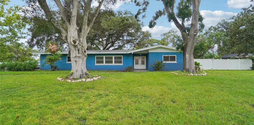 House in Clearwater, Florida 3 bedrooms, 252.04 sq.m. № 1829656