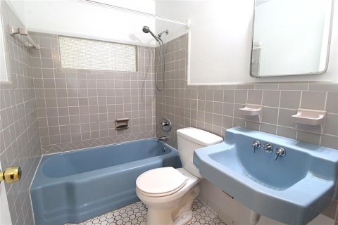 House in Sarasota, Florida 3 bedrooms, 161.37 sq.m. № 2209883 - photo 11