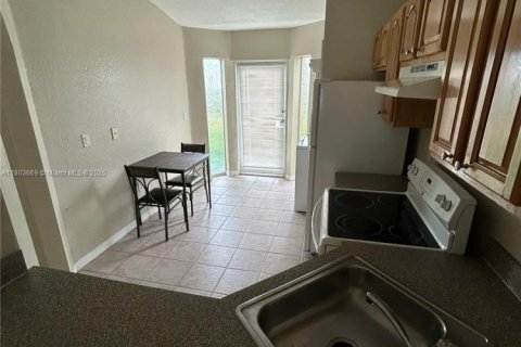 Townhouse in Homestead, Florida 2 bedrooms, 85.38 sq.m. № 1688989 - photo 11