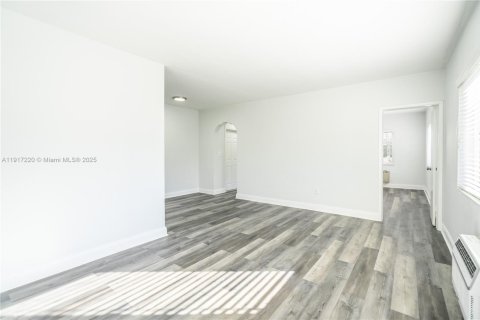 Снять в аренду квартиру в Майами-Бич, Флорида 1 спальня, 58.44м2, № 1973754 - фото 3