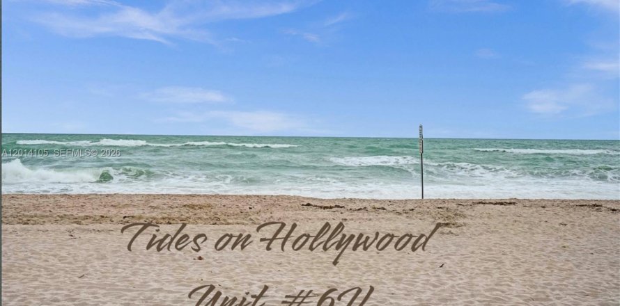 Condominio en Hollywood, Florida, 2 dormitorios  № 2076193