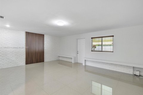 Снять в аренду виллу или дом в Майами-Гарденс, Флорида 3 спальни, 153.29м2, № 1956207 - фото 2
