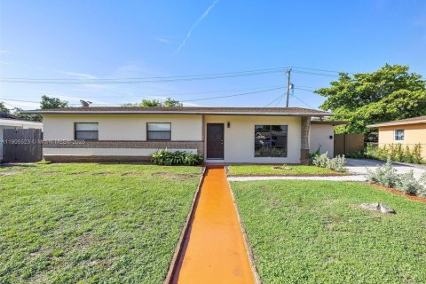 Снять в аренду виллу или дом в Майами-Гарденс, Флорида 3 спальни, 153.29м2, № 1956207 - фото 1