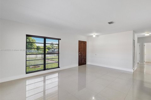 Снять в аренду виллу или дом в Майами-Гарденс, Флорида 3 спальни, 153.29м2, № 1956207 - фото 4