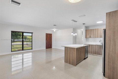 Снять в аренду виллу или дом в Майами-Гарденс, Флорида 3 спальни, 153.29м2, № 1956207 - фото 8