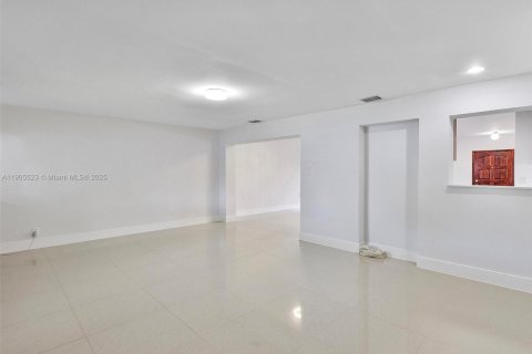 Снять в аренду виллу или дом в Майами-Гарденс, Флорида 3 спальни, 153.29м2, № 1956207 - фото 11