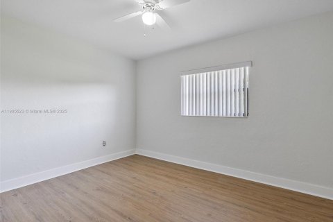 Снять в аренду виллу или дом в Майами-Гарденс, Флорида 3 спальни, 153.29м2, № 1956207 - фото 17
