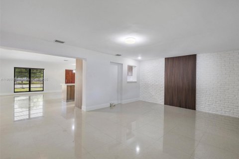 Снять в аренду виллу или дом в Майами-Гарденс, Флорида 3 спальни, 153.29м2, № 1956207 - фото 3