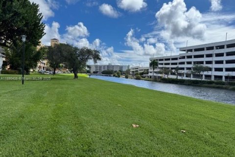 Снять в аренду кондоминиум в Майами, Флорида 2 спальни, 67.82м2, № 1944612 - фото 1