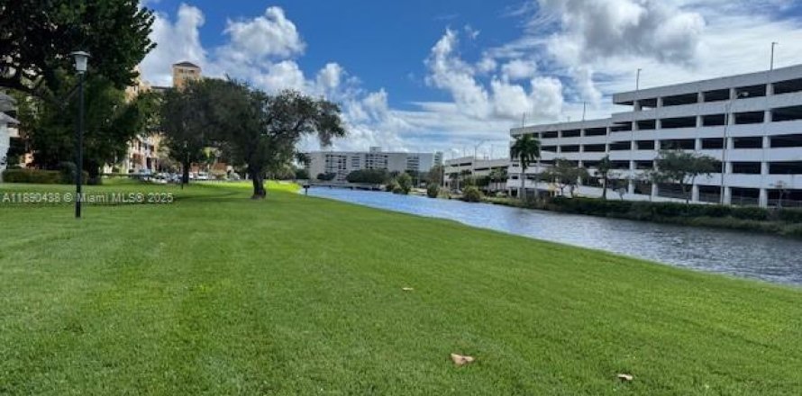 Кондоминиум с 2 спальнями в Майами, Флорида № 1944612