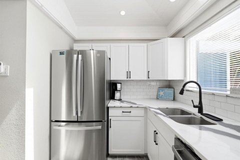 House in Indian Rocks Beach, Florida 2 bedrooms, 106.65 sq.m. № 2109994 - photo 14
