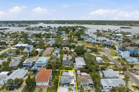 House in Indian Rocks Beach, Florida 2 bedrooms, 106.65 sq.m. № 2109994