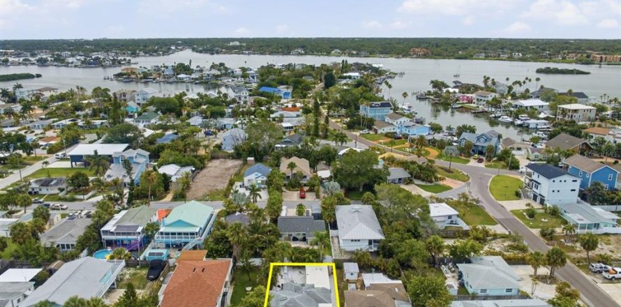 House in Indian Rocks Beach, Florida 2 bedrooms, 106.65 sq.m. № 2109994