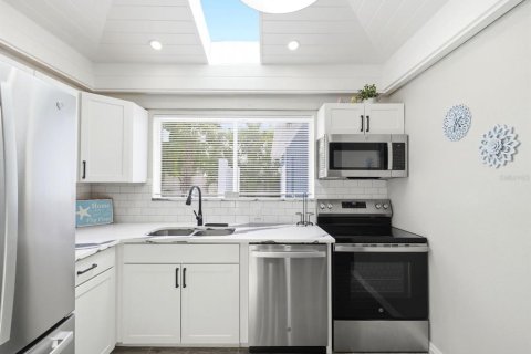 House in Indian Rocks Beach, Florida 2 bedrooms, 106.65 sq.m. № 2109994 - photo 15