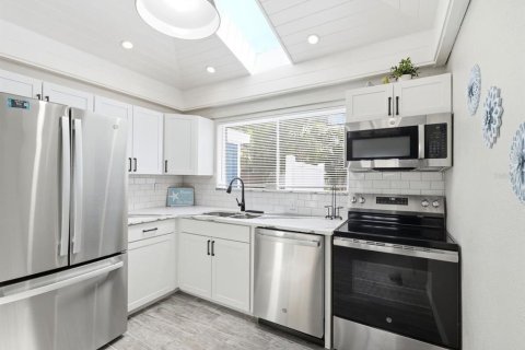 House in Indian Rocks Beach, Florida 2 bedrooms, 106.65 sq.m. № 2109994 - photo 13