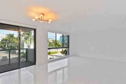 Condo in Bay Harbor Islands, Florida, 1 bedroom  № 2067641 - photo 15