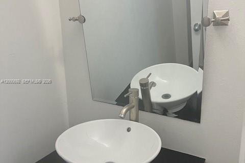 Condo in Bay Harbor Islands, Florida, 1 bedroom  № 2067641 - photo 28