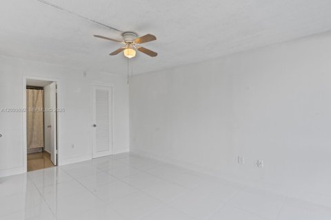 Condo in Bay Harbor Islands, Florida, 1 bedroom  № 2067641 - photo 26