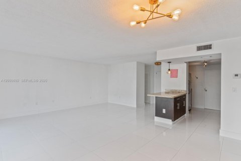 Condo in Bay Harbor Islands, Florida, 1 bedroom  № 2067641 - photo 14