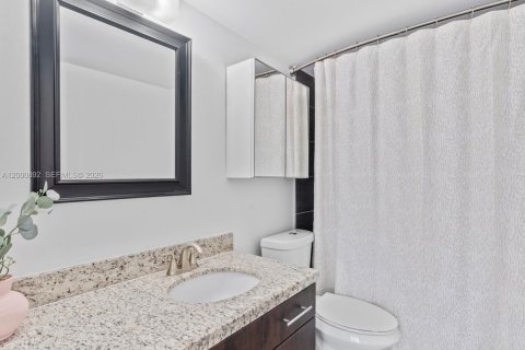 Condo in Bay Harbor Islands, Florida, 1 bedroom  № 2067641 - photo 23