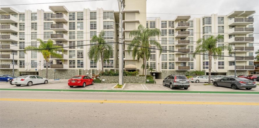 Condo in Bay Harbor Islands, Florida, 1 bedroom  № 2067641