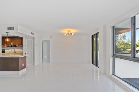 Condo in Bay Harbor Islands, Florida, 1 bedroom  № 2067641 - photo 18