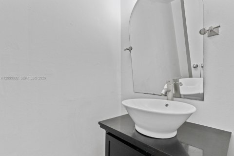 Condo in Bay Harbor Islands, Florida, 1 bedroom  № 2067641 - photo 27