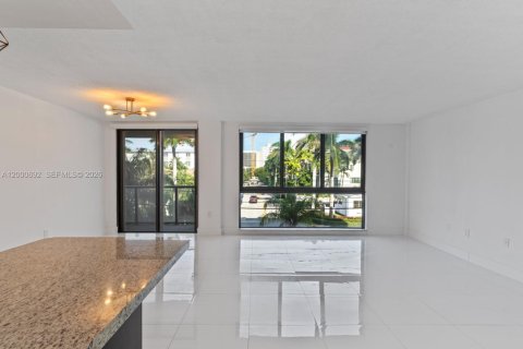 Condo in Bay Harbor Islands, Florida, 1 bedroom  № 2067641 - photo 12