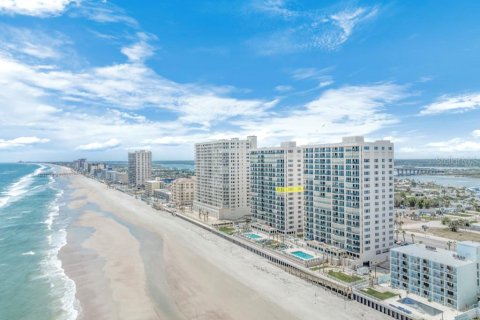 Condo in Daytona Beach, Florida, 3 bedrooms № 2152350 - photo 2