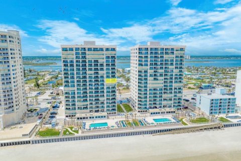 Condo in Daytona Beach, Florida, 3 bedrooms № 2152350 - photo 29