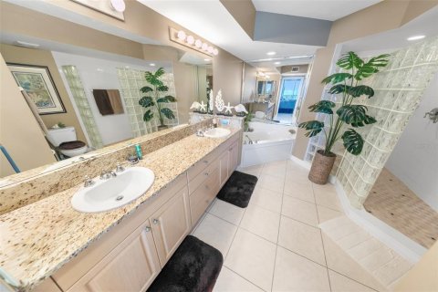 Condo in Daytona Beach, Florida, 3 bedrooms № 2152350 - photo 25