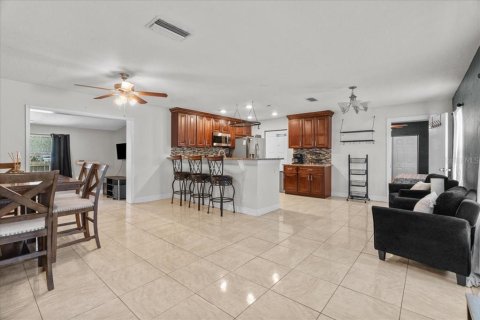 Casa en venta en Deltona, Florida, 4 dormitorios, 153.29 m2 № 1916195 - foto 3