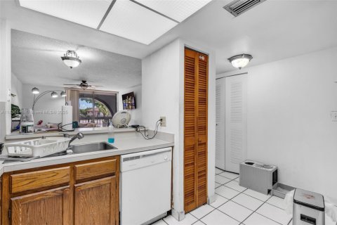 Condo in Miami, Florida, 2 bedrooms  № 1804571 - photo 8