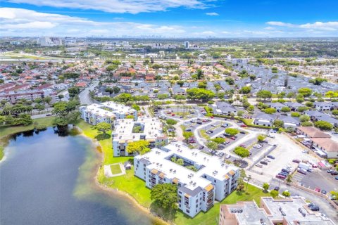 Condo in Miami, Florida, 2 bedrooms  № 1804571 - photo 23