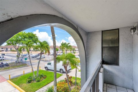 Condo in Miami, Florida, 2 bedrooms  № 1804571 - photo 16