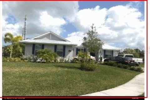 House in Sebastian, Florida 4 bedrooms, 213.12 sq.m. № 1619376 - photo 1