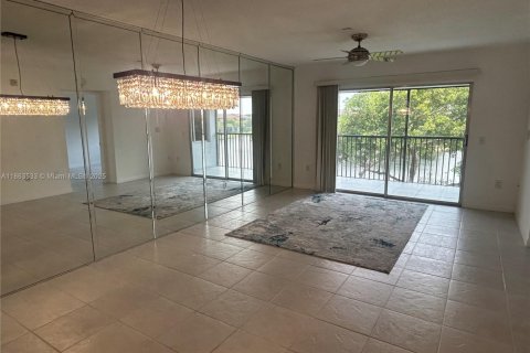 Condo in Pembroke Pines, Florida, 2 bedrooms  № 1889892 - photo 6