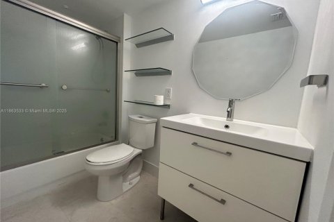 Condo in Pembroke Pines, Florida, 2 bedrooms  № 1889892 - photo 3