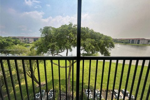 Condo in Pembroke Pines, Florida, 2 bedrooms  № 1889892 - photo 10