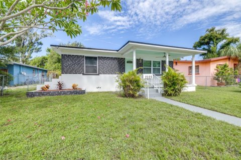 House in Saint Petersburg, Florida 3 bedrooms, 104.79 sq.m. № 2107871 - photo 3