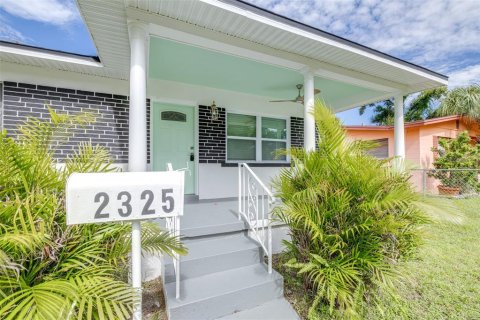 House in Saint Petersburg, Florida 3 bedrooms, 104.79 sq.m. № 2107871 - photo 6