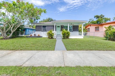 House in Saint Petersburg, Florida 3 bedrooms, 104.79 sq.m. № 2107871 - photo 4
