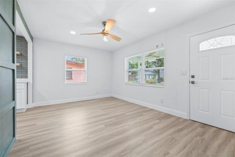House in Saint Petersburg, Florida 3 bedrooms, 104.79 sq.m. № 2107871 - photo 8