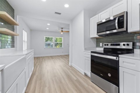 House in Saint Petersburg, Florida 3 bedrooms, 104.79 sq.m. № 2107871 - photo 15